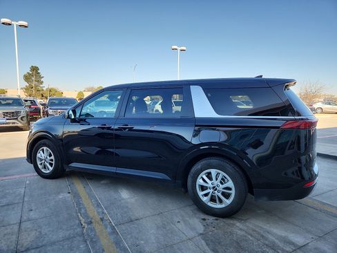 Used 2024 Kia Carnival LX FWD image 4