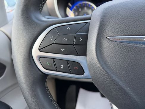 Used 2024 Chrysler Pacifica Touring-L image 16