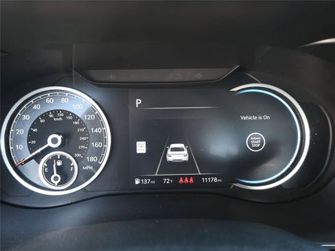 Used 2025 Genesis G70 2.5T image 6