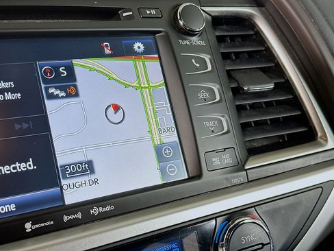 Used 2017 Toyota Highlander XLE FWD image 22