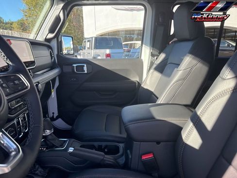 New 2026 Jeep Wrangler Unlimited Sahara AWD/4WD image 25