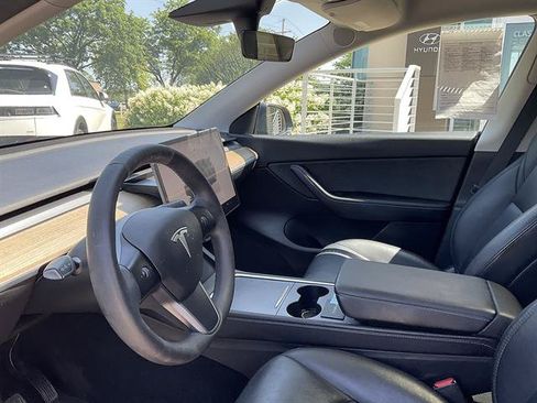 Used 2022 Tesla Model Y Long Range AWD/4WD image 2