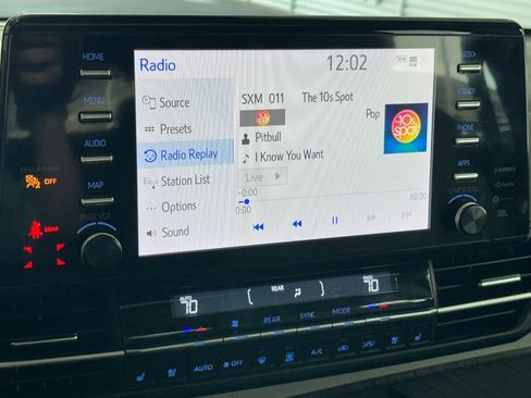 Used 2023 Toyota Sienna Limited image 18