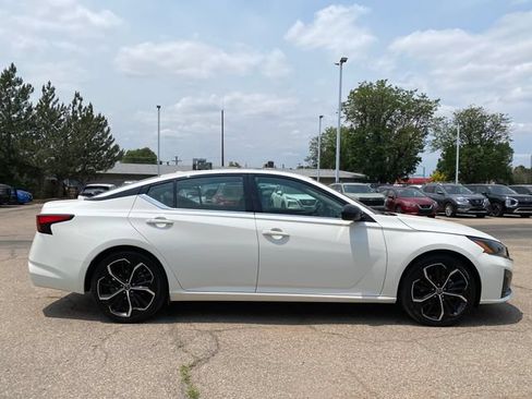 Used 2024 Nissan Altima 2.5 SR FWD image 6