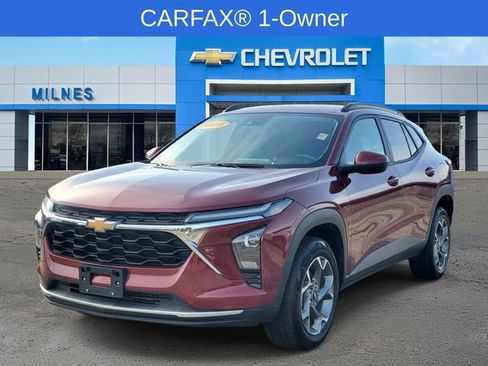 Used 2025 Chevrolet Trax LT FWD image 2