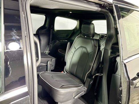 New 2026 Chrysler Pacifica Limited image 20