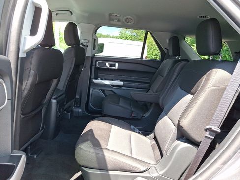 Used 2024 Ford Explorer XLT AWD/4WD image 5