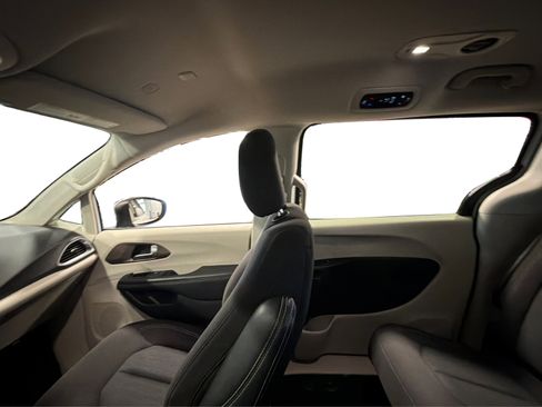 Used 2023 Chrysler Voyager LX FWD image 41