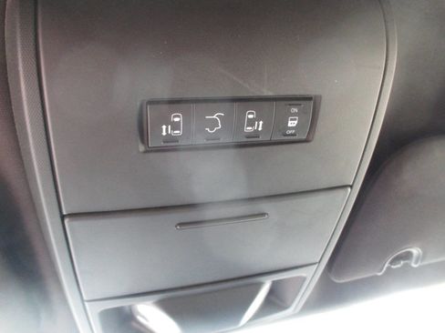 Used 2020 Dodge Grand Caravan SXT image 30