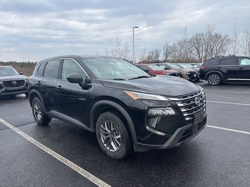 Used 2024 Nissan Rogue S image 2