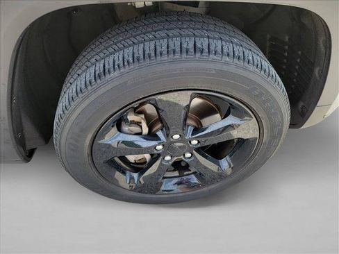 Used 2023 Jeep Grand Cherokee L Laredo RWD image 10