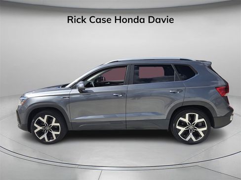 Used 2022 Volkswagen Taos SEL w/ Panoramic Sunroof Package image 4