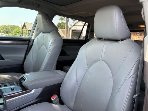 Used 2021 Toyota Highlander Limited FWD image 14