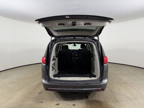 Used 2018 Chrysler Pacifica Touring-L Plus w/ Tire & Wheel Group FWD image 10
