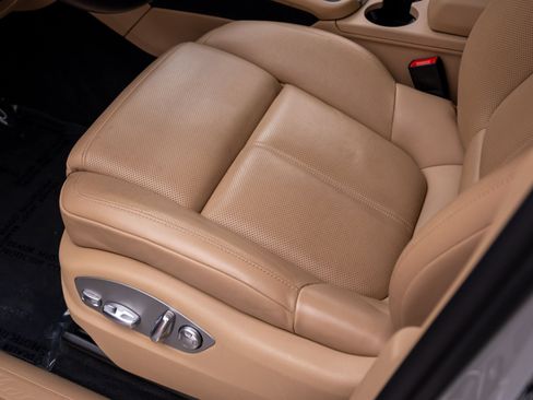 Used 2023 Porsche Macan AWD/4WD image 16