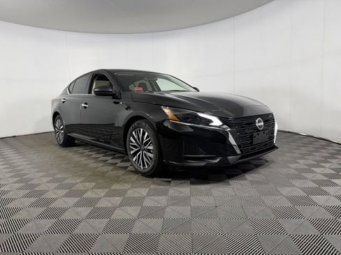 Used 2025 Nissan Altima 2.5 SV FWD image 5