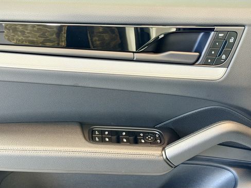 Certified 2025 Porsche Cayenne image 11