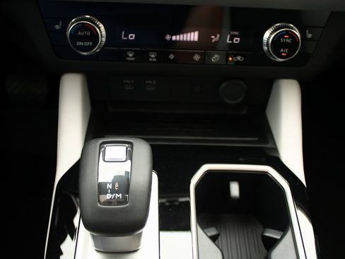 New 2025 Mitsubishi Outlander SE image 21