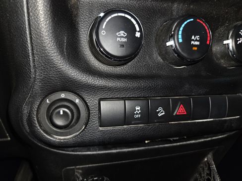 Used 2011 Jeep Wrangler Sport AWD/4WD image 33