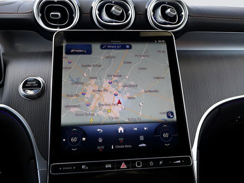 Used 2025 Mercedes-Benz GLC 300 4MATIC image 23