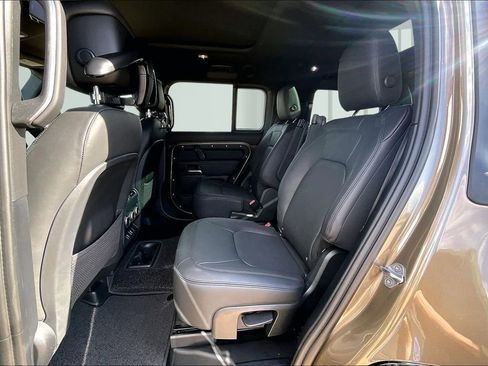 New 2026 Land Rover Defender 130 X-Dynamic SE image 10