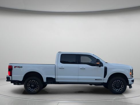 Certified 2025 Ford F250 Platinum w/ FX4 Off-Road Package AWD/4WD image 39