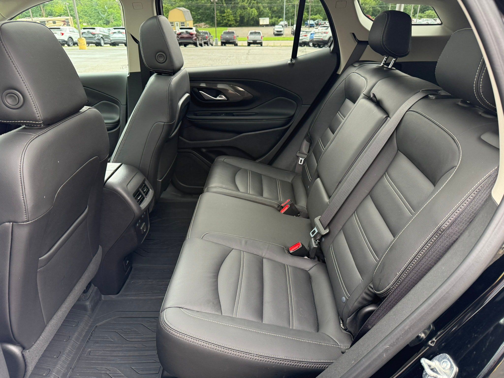 Used 2024 GMC Terrain Denali w/ Denali Premium Package AWD/4WD image 9