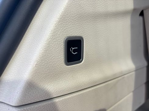 Used 2024 Chrysler Pacifica Touring-L FWD image 8