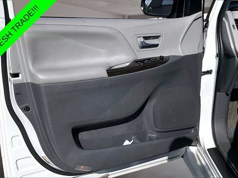 Used 2020 Toyota Sienna XLE Premium AWD/4WD image 19