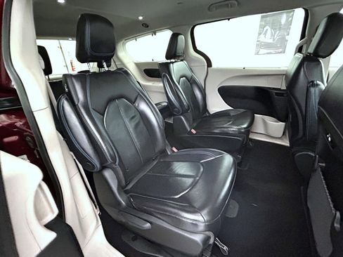 Used 2021 Chrysler Pacifica Touring-L image 17