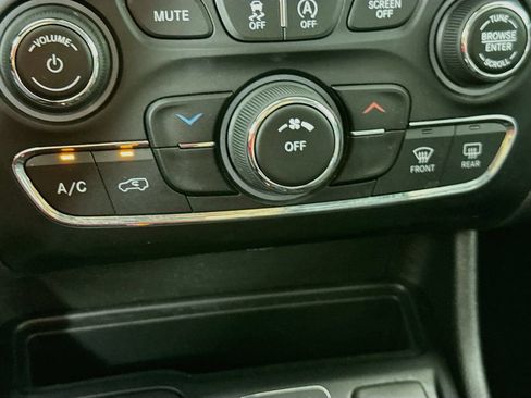 Used 2019 Jeep Cherokee Latitude Plus FWD image 18