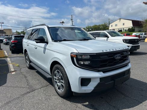 Certified 2025 Ford Expedition Active AWD/4WD image 3