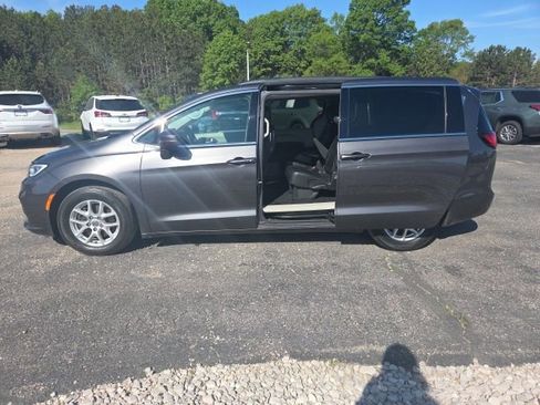 Used 2022 Chrysler Pacifica Touring-L FWD image 17