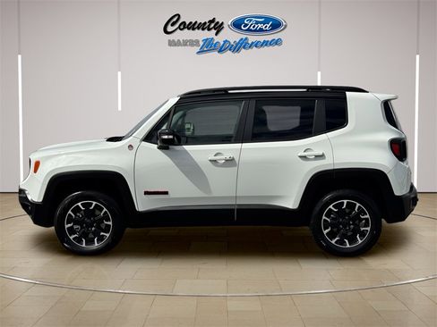 Used 2023 Jeep Renegade Trailhawk image 3