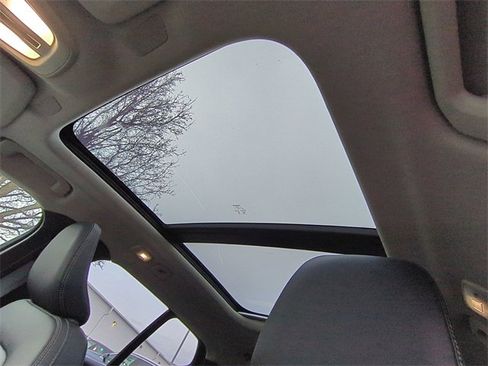 Used 2025 Volvo XC40 B5 Plus image 10