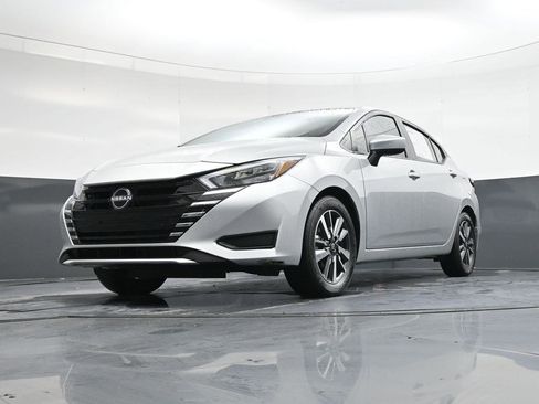 Used 2025 Nissan Versa SV w/ Trunk Package image 30