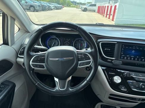 Used 2018 Chrysler Pacifica Touring-L FWD image 29