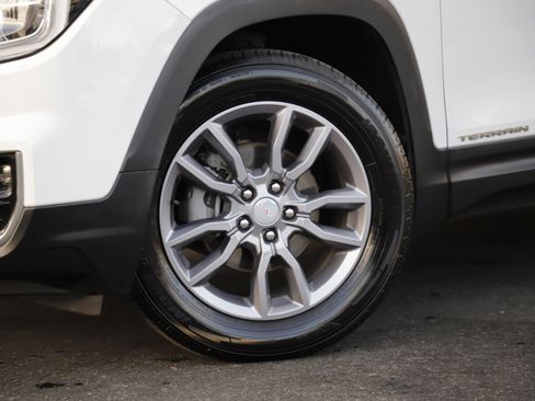 Used 2024 GMC Terrain SLT image 2