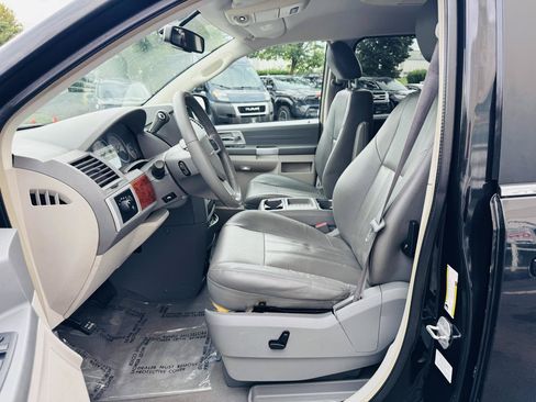 Used 2008 Chrysler Town & Country Touring FWD image 30