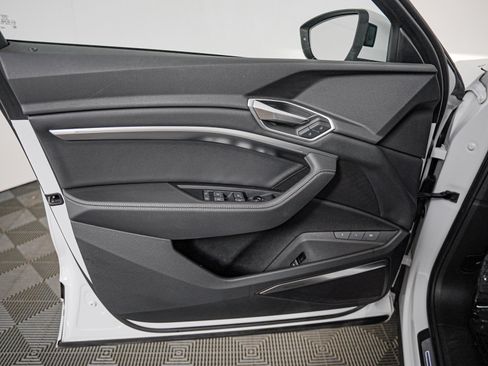 Used 2022 Audi e-tron Premium Plus w/ Premium Plus Package AWD/4WD image 19