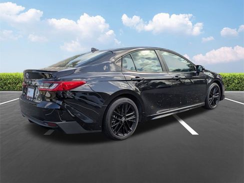 Used 2025 Toyota Camry SE image 4