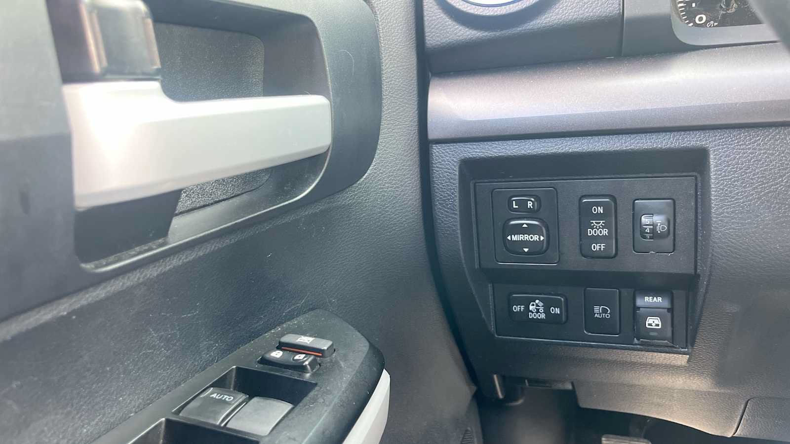 Used 2018 Toyota Tundra SR5 w/ SR5 Upgrade Package AWD/4WD image 30
