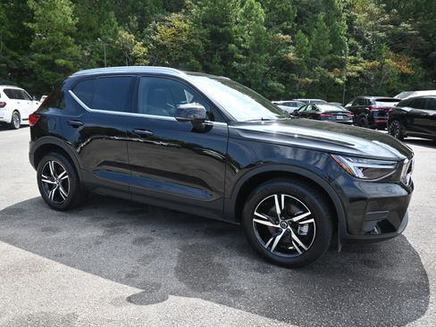 Used 2025 Volvo XC40 B5 Core image 11