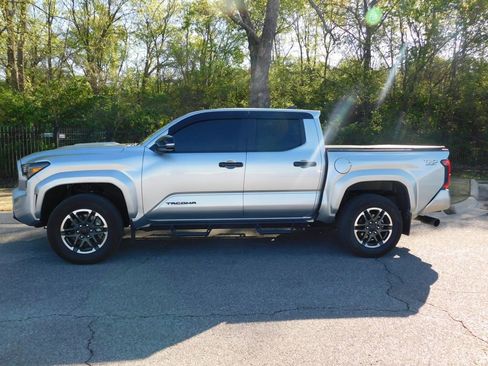 Used 2024 Toyota Tacoma TRD Sport image 2
