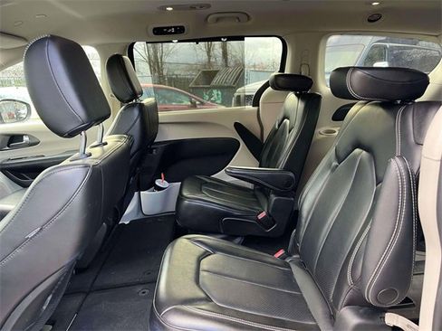Used 2023 Chrysler Pacifica Touring-L image 8
