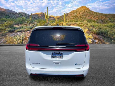 Used 2024 Chrysler Pacifica Limited FWD image 6