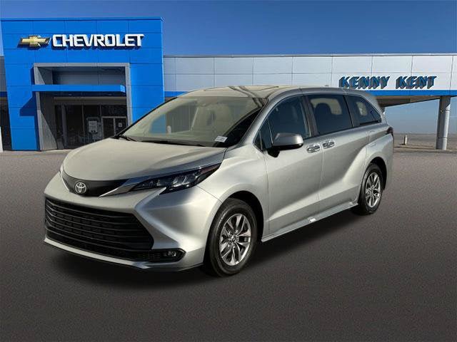 Used 2025 Toyota Sienna XLE FWD image 32