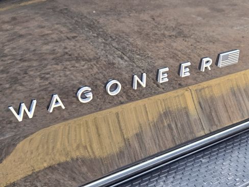 Used 2024 Jeep Wagoneer L Series II RWD image 8