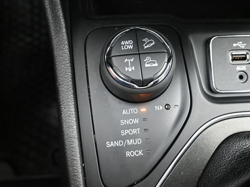 Used 2019 Jeep Cherokee Trailhawk w/ Comfort/Convenience Group AWD/4WD image 24