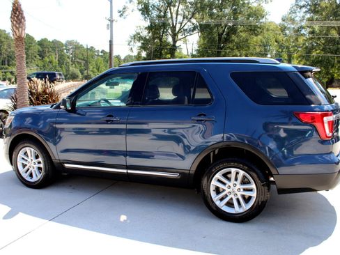 Used 2017 Ford Explorer XLT image 21